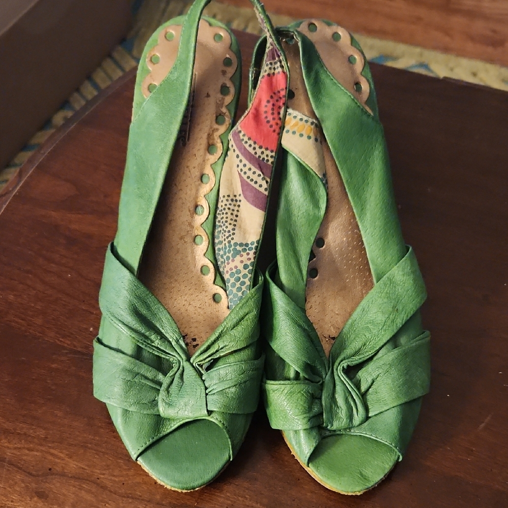Seychelles Green Leather Wedge Sandals with Ruched Peep-Toe Design